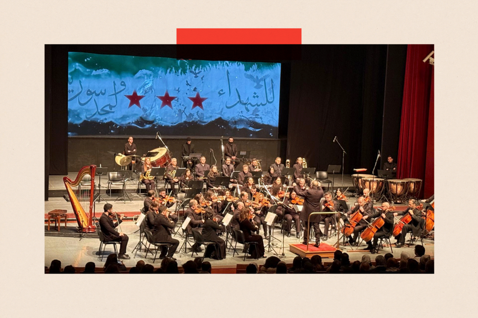 Una orquesta actúa en el escenario