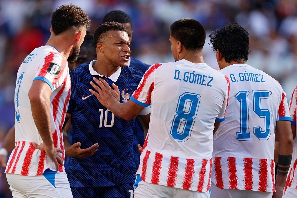 Mbappé discute con jugadores paraguayos durante el partido del Mundial 2026