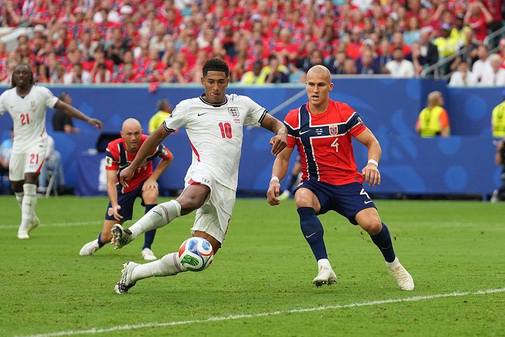 O meio-campista da Inglaterra Jude Bellingham marca um gol enquanto o defensor da Noruega Leo &Oslash;stig&aring;rd tenta a defesa, durante a partida das quartas de final da Copa do Mundo, em 11 de julho de 2026.