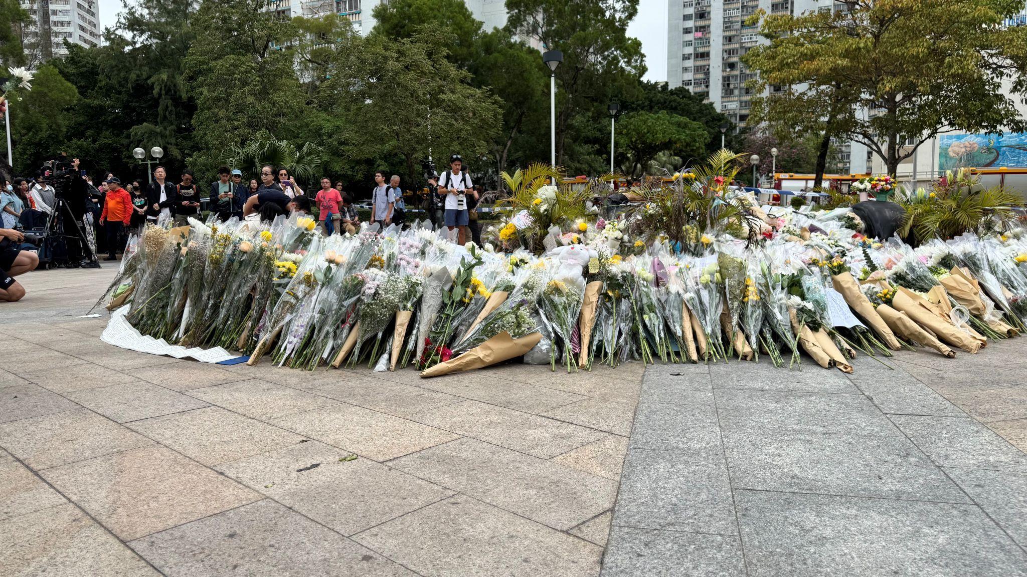 2025年11月30日，哀悼者在宏福苑旁的花園裡敬獻鮮花，悼念逝者