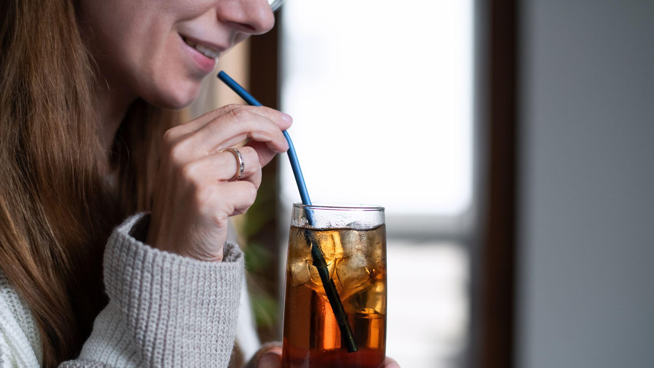 Mujer bebiendo un refresco frío
