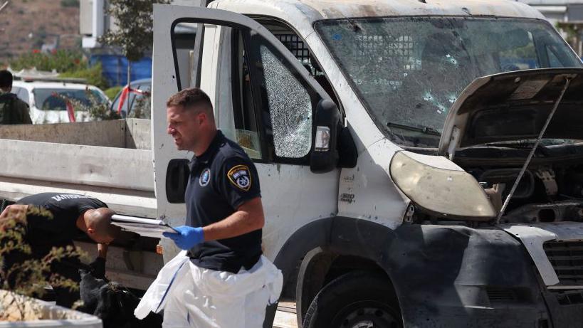 صورة تُظهر خبراء إسرائيليين من الطب الشرعي يقومون بفحص شاحنة استُخدمت في عملية دهس عند نقطة تفتيش