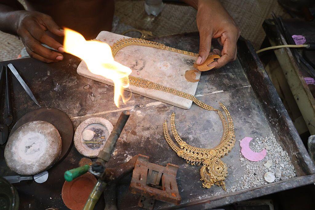 سونے سے متعلق اضافی اخراجات جیسے بنانے کی قیمت کو بھی مدنظر رکھنا چاہیے