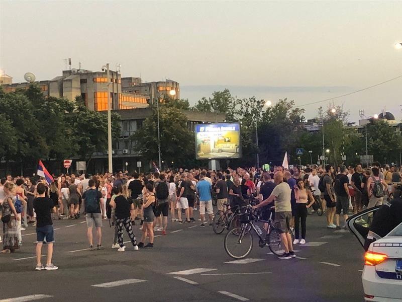 Okupljeni kod Opštine Novi Beograd