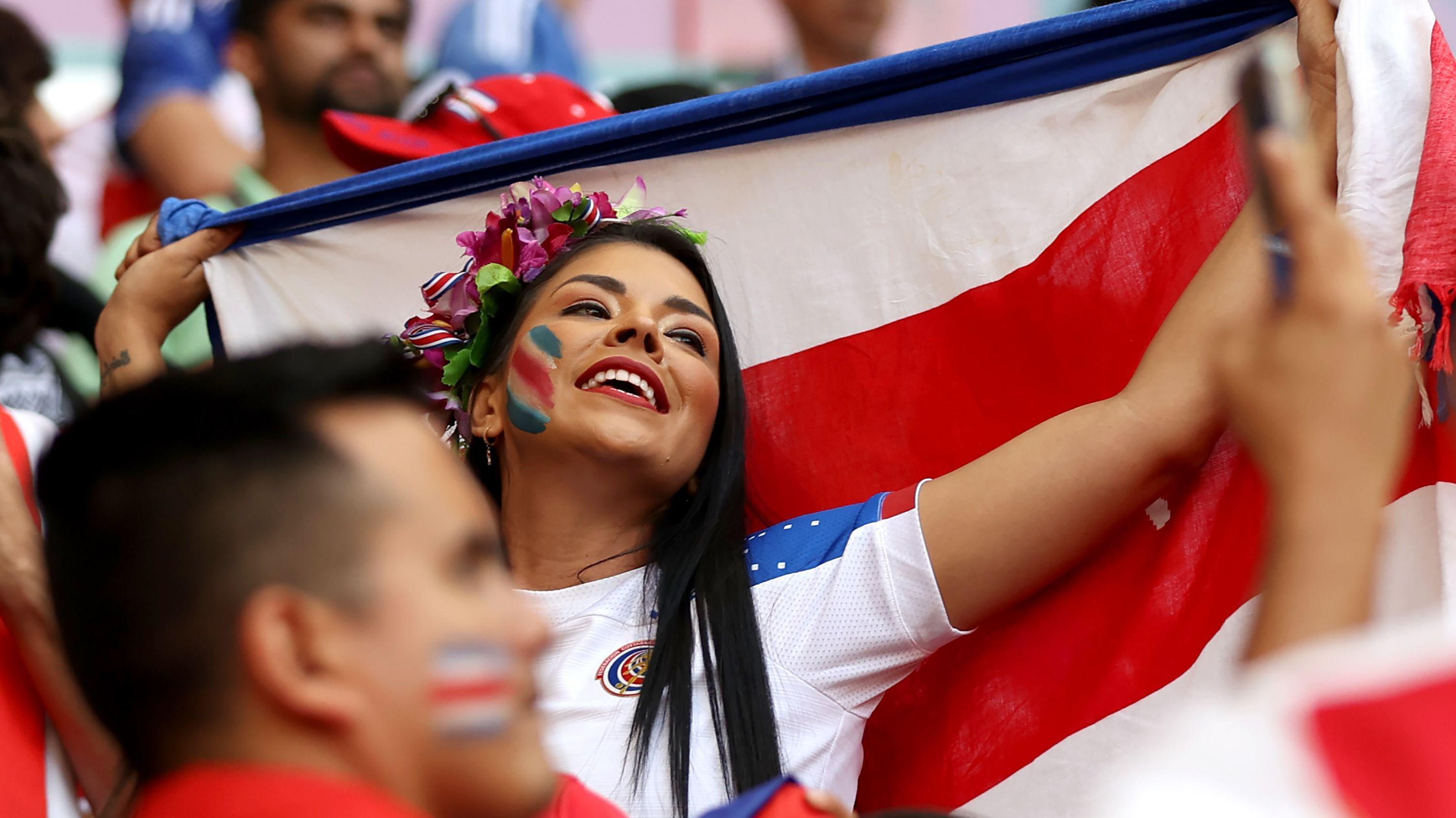 Mujer con la bandera de Costa Rica