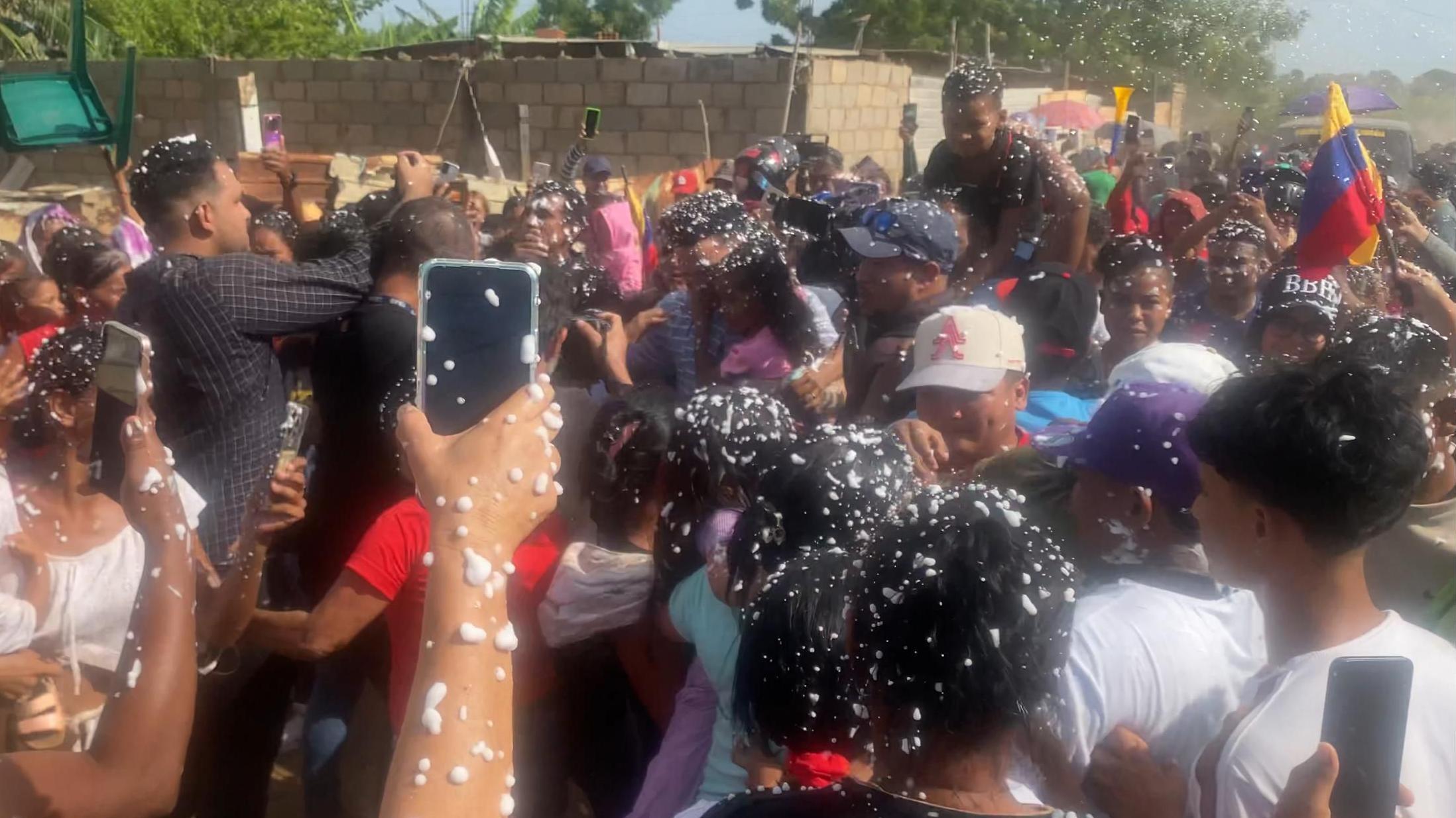 El recibimiento de los jóvenes venezolanos repatriados en su comunidad de Los Pescadores, en Maracaibo, capital del estado Zulia, limítrofe con Colombia.