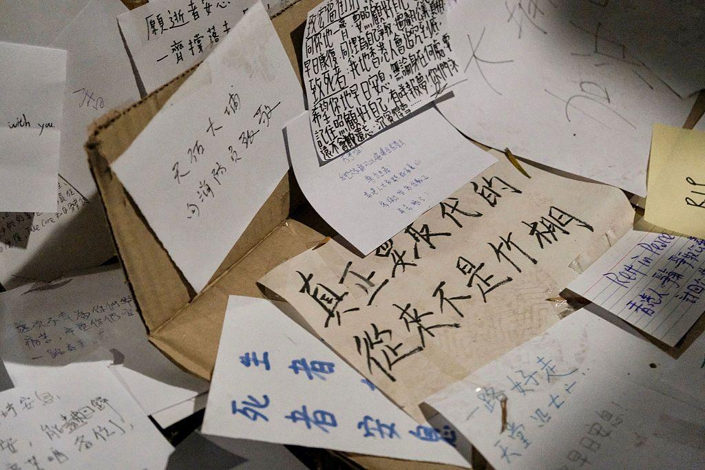 前往悼念的人士寫下留言及心意卡，其中一張留言寫上「真正要取代的從來不是竹棚」。