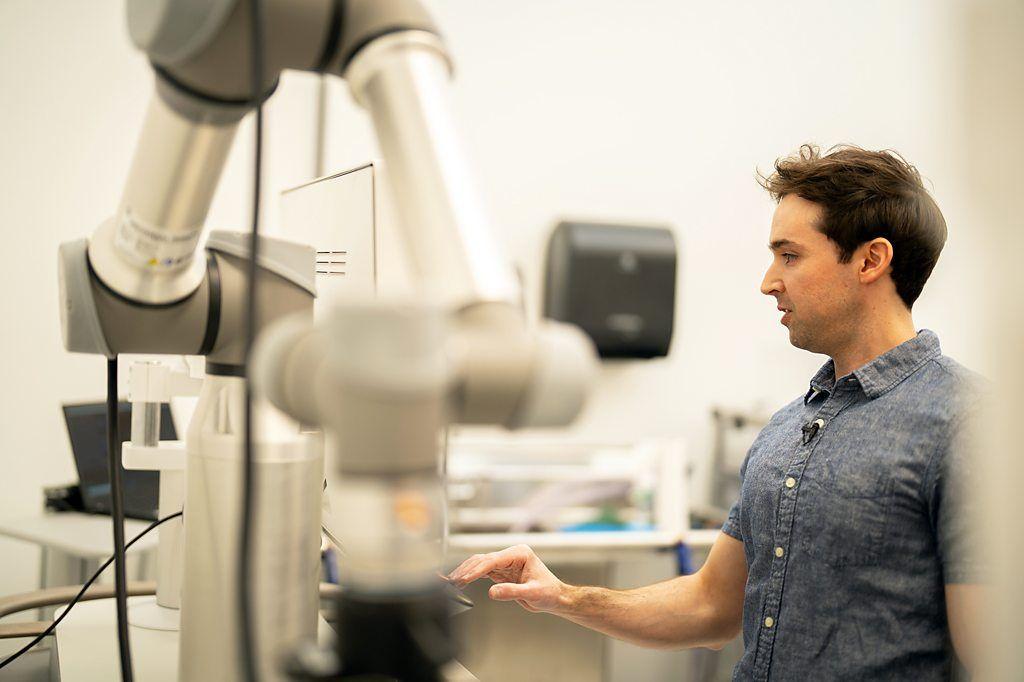 Un hombre maneja una máquina de ultrasonido terapéutico