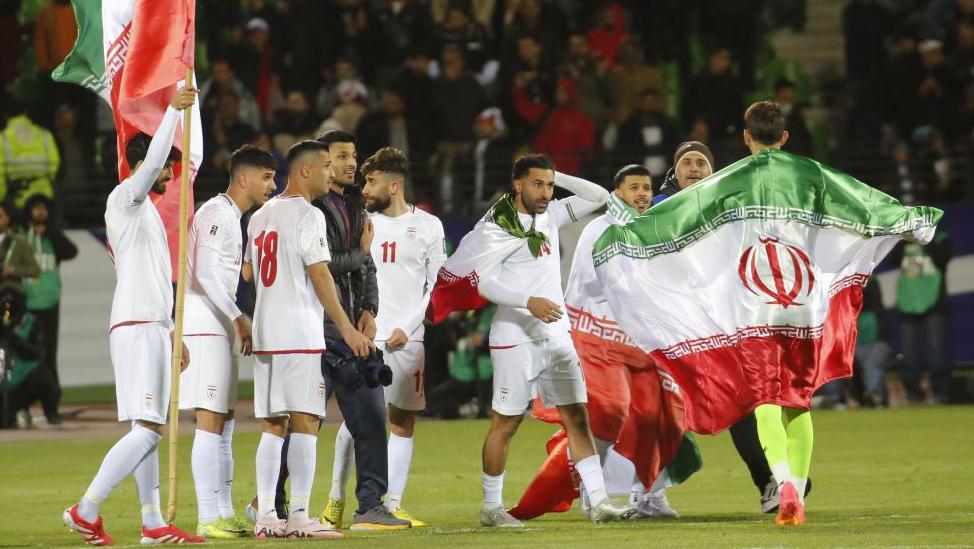 Jugadores iraníes celebran su clasificación al Mundial 2026 tras un partido contra Uzbekistán en marzo de 2025