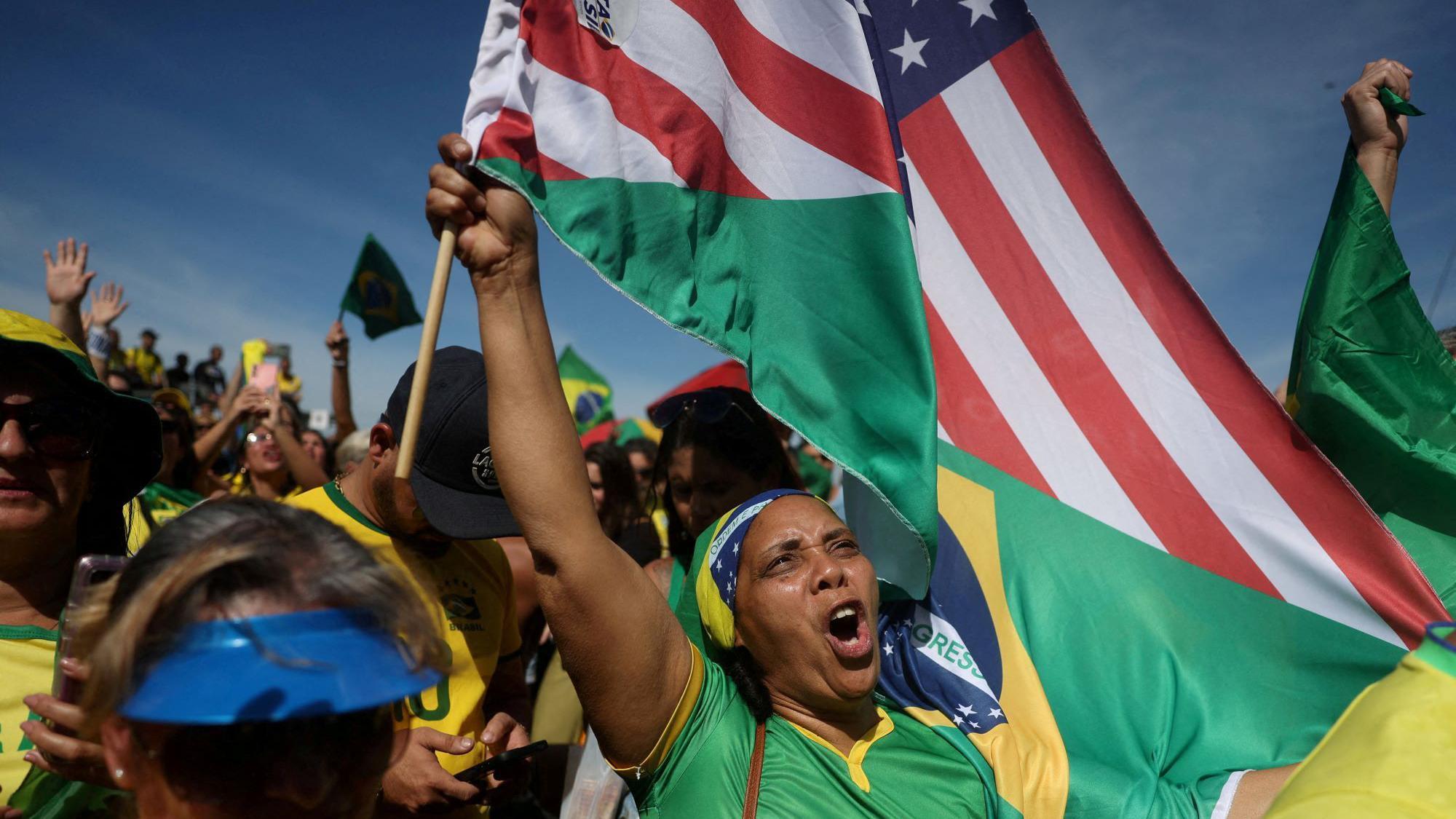 Manifestante com bandeiras do Brasil e EUA