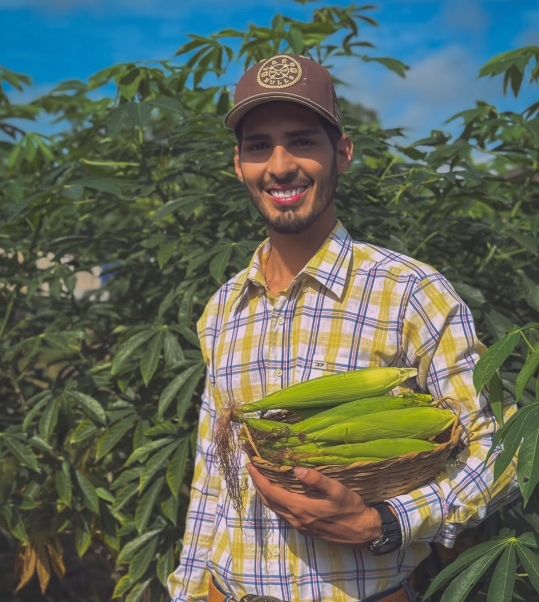 O influenciador Agenor Tupinambá em uma área rural
