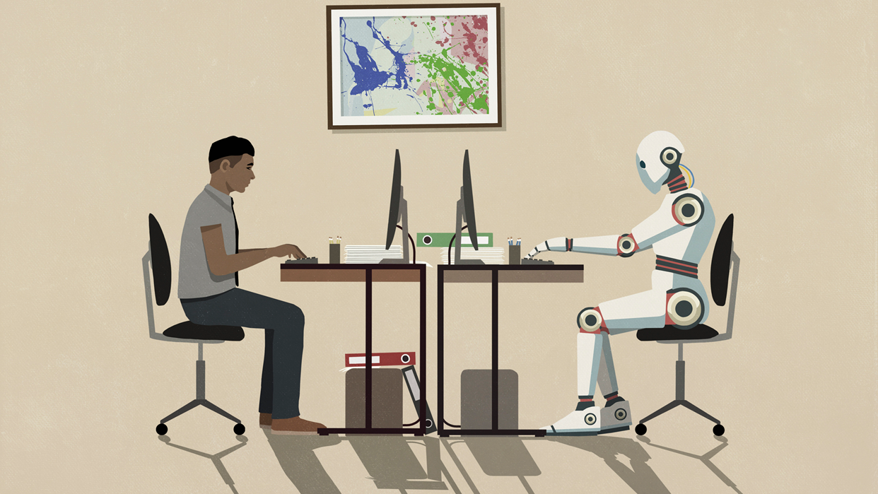 Profissional de tecnologia trabalhando em um computador, em frente a um robô que também está trabalhando em um computador