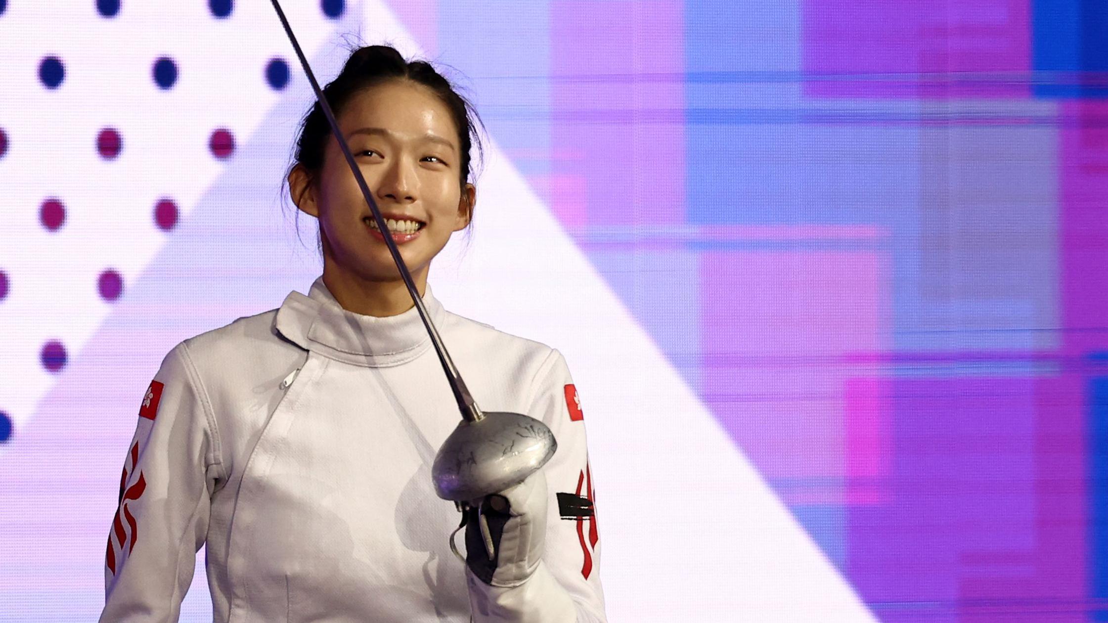 江旻憓抵達賽場準備參加巴黎奧運女子個人重劍冠軍戰，期間舉起佩劍（27/7/2024）