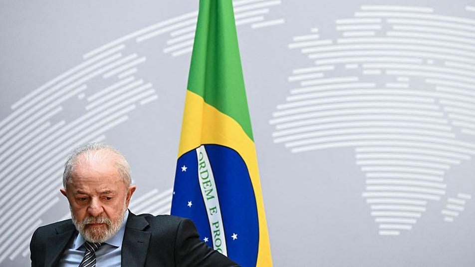 Lula com bandeira do Brasil ao fundo
