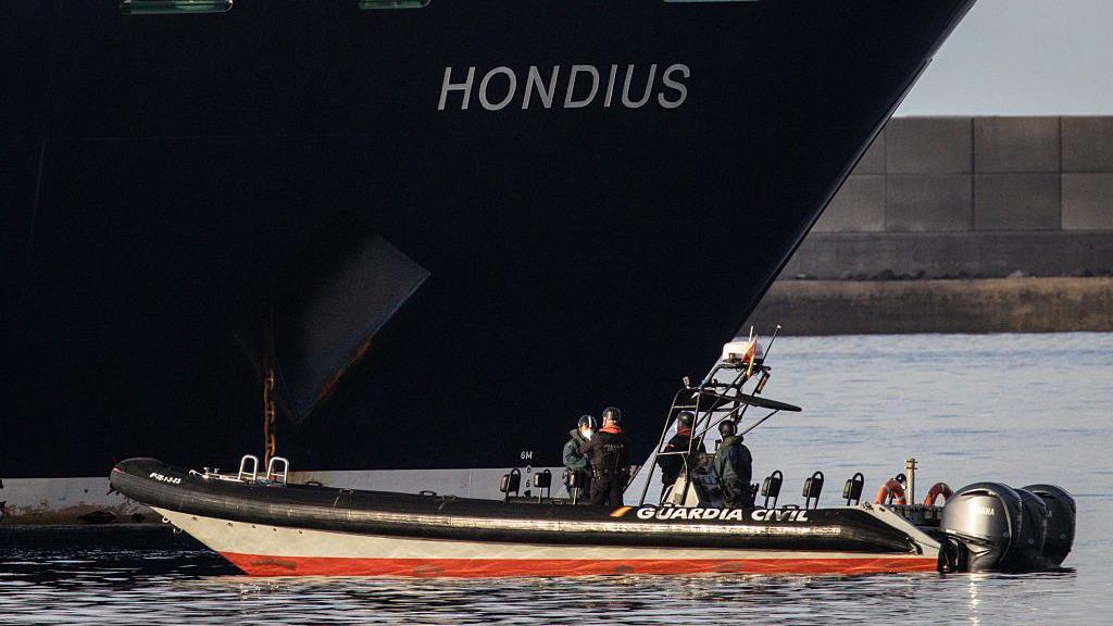 Una embarcación de la Guardia Civil se acerca el MV Hondius 