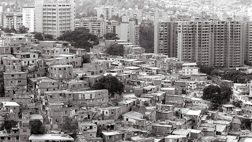 الأحياء الفقيرة المعروفة باسم "المزارع" تجاور مناطق أكثر ازدهارًا في العاصمة الفنزويلية كاراكاس
