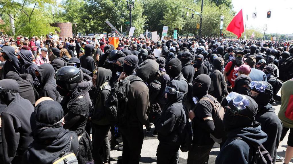 Manifestantes antifascistas en un mitin de campaña organizado por el activista de derecha y candidato republicano al Senado Joey Gibson en Portland, Oregón, el 4 de agosto de 2018.