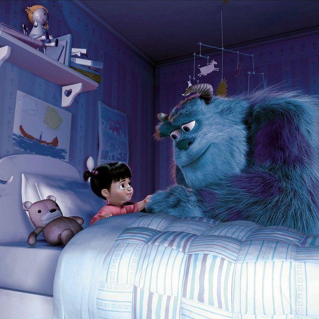 Cena de 'Monstros S. A.', com Boo e Sulley no quarto da menina.