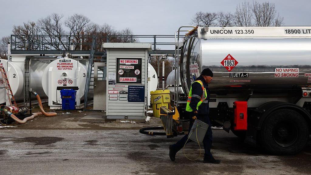 Trabalhador abastece um caminh&atilde;o no aeroporto de Toronto, no Canad&aacute;, em 18 de mar&ccedil;o de 2026