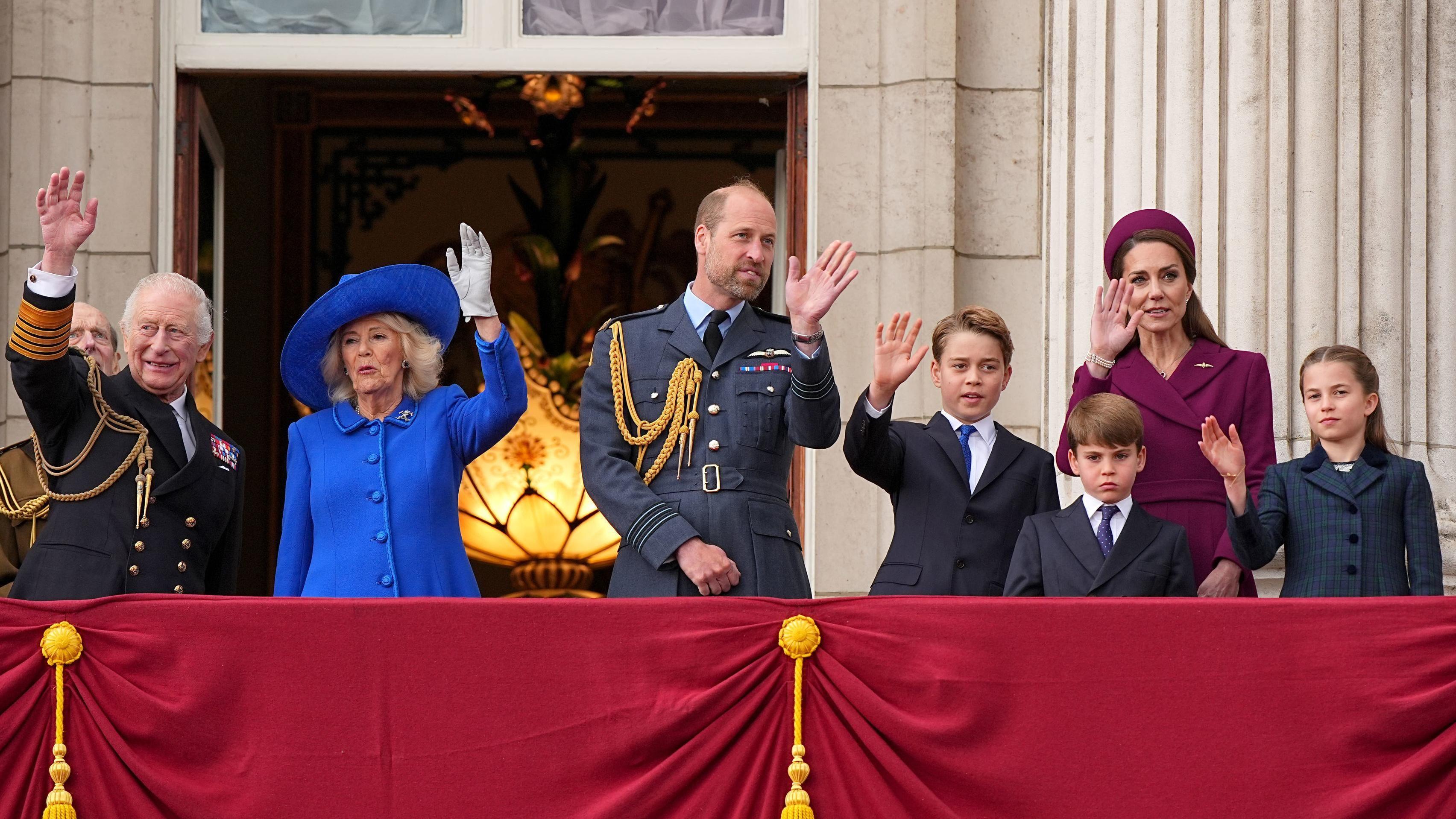 Royal Family watch Red Arrows thunder over Buckingham Palace for VE Day flypast