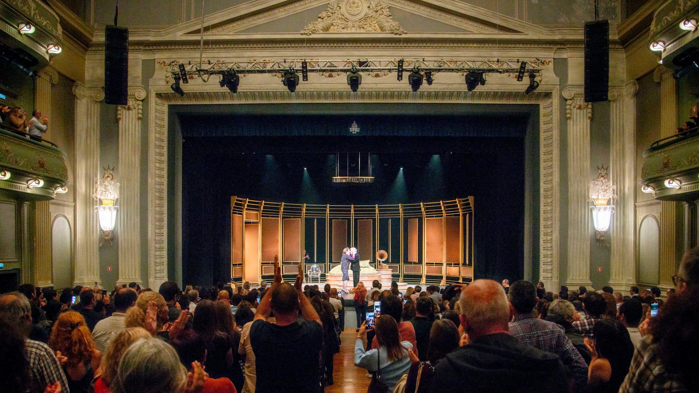 Foto tirada da plateia mostra o palco
