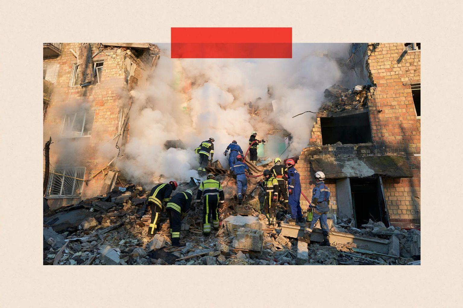 Hombres de rescate ante los restos de un edificio bombardeado. 