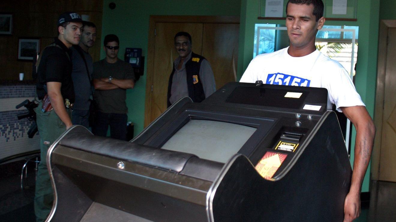 Imagem mostra apreensão de máquina caça-níquel em Brasília em 2004