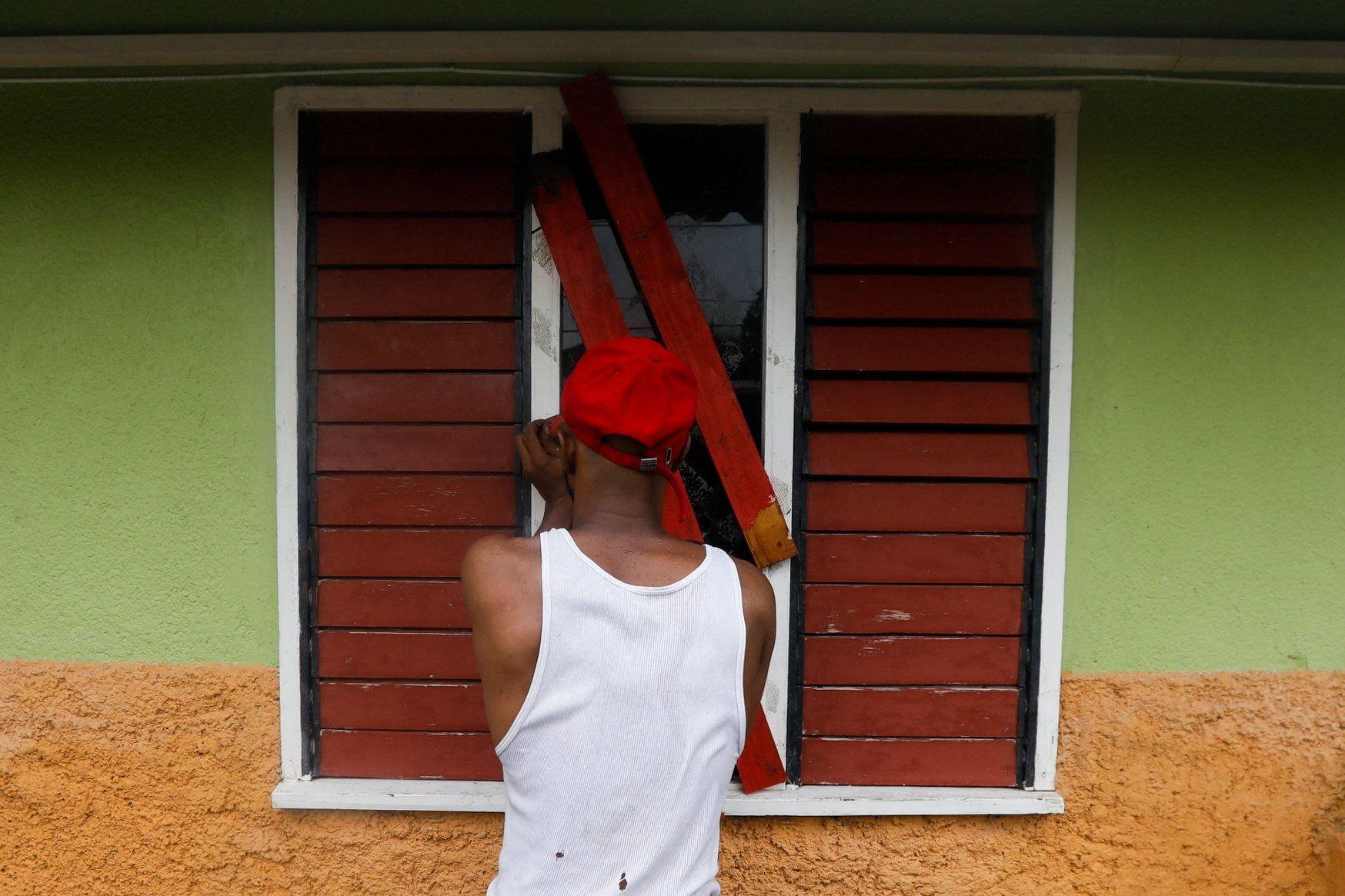 Jamaicano reforzando su ventana