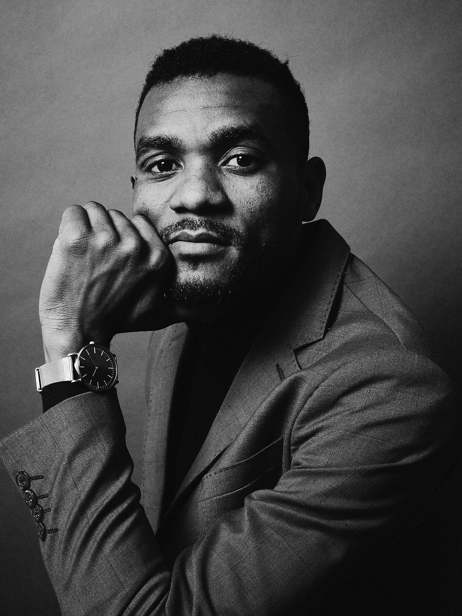 Sami Ladan mira a la cámara