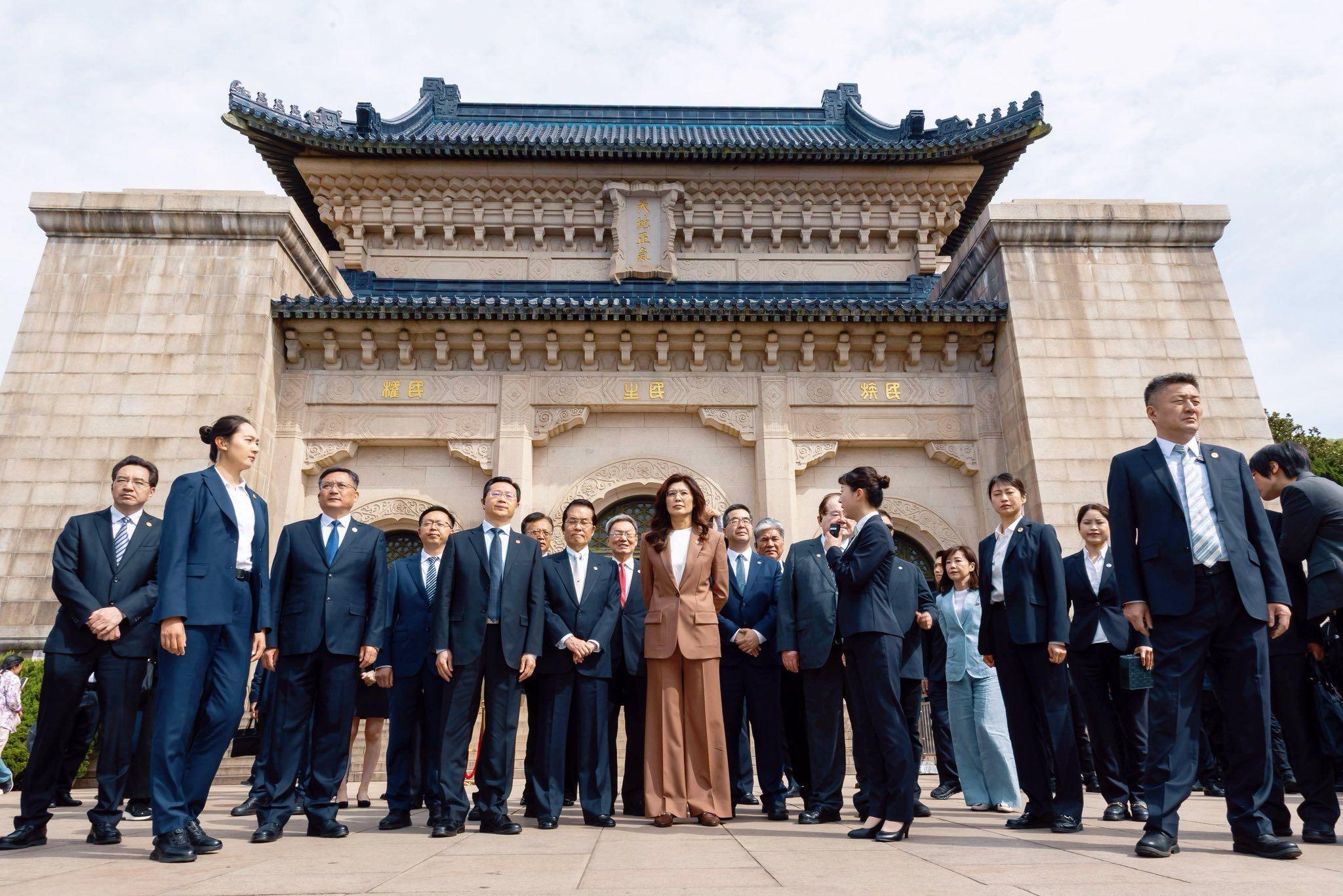 這次隨行訪中有13人，包括三位國民黨副主席，以及創造「九二共識」一詞的前國安會秘書長蘇起，但沒有台灣立委或地方民意代表隨團。