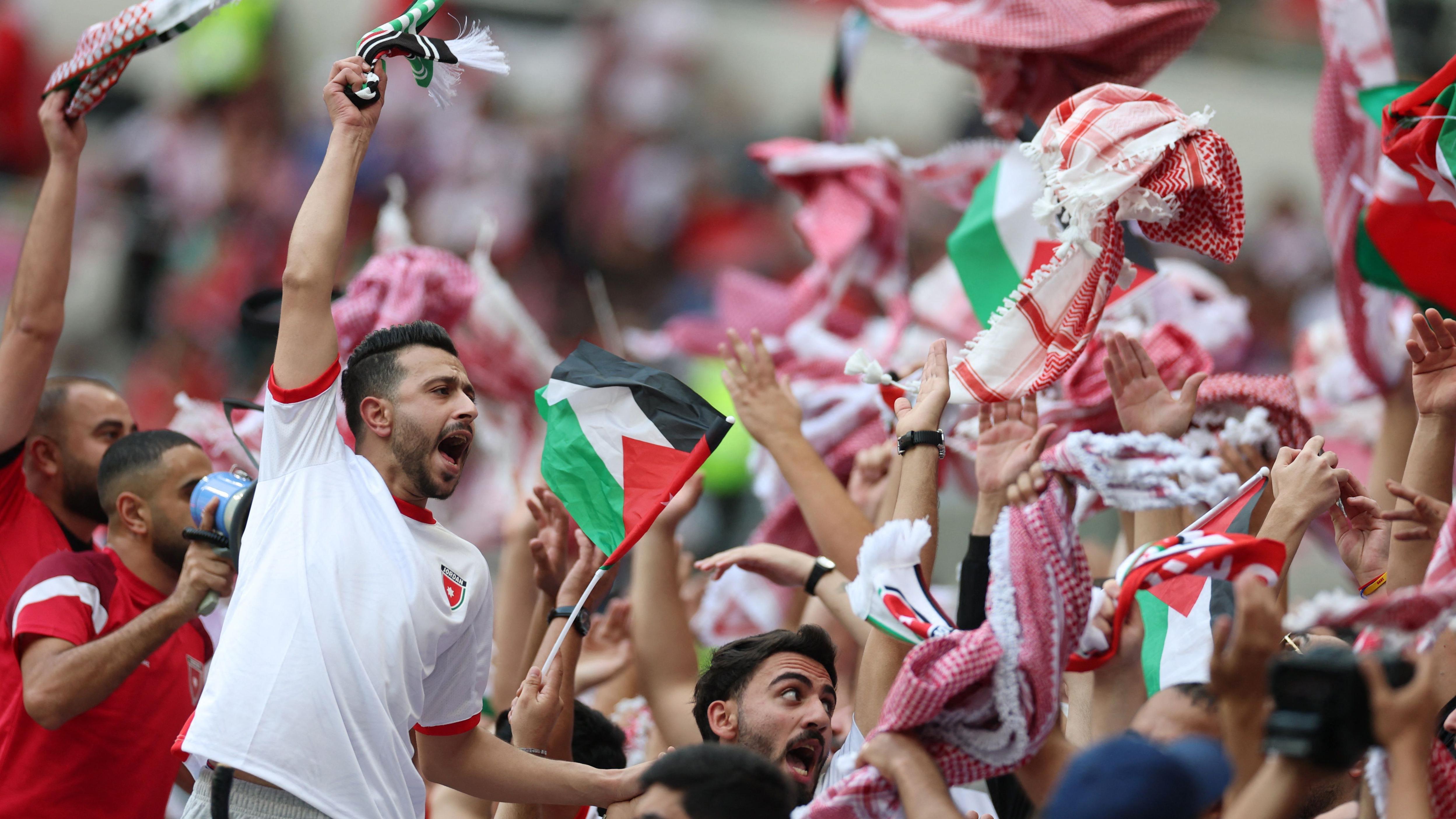 الأردن يضمن التأهل للدور الثاني والجزائر تصحح المسار بنتيجة عريضة في كأس العرب 