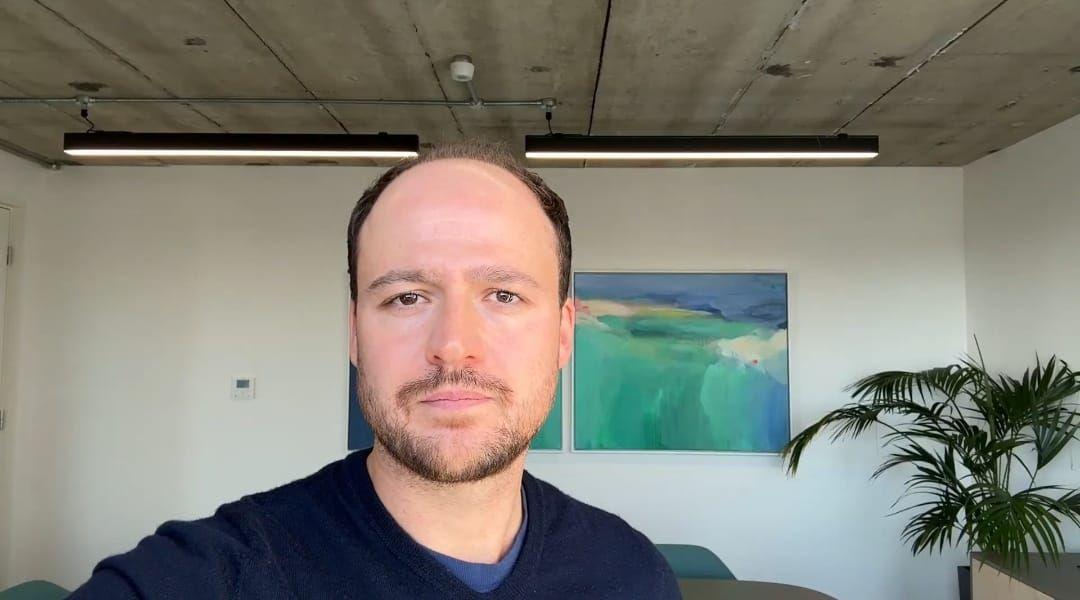 亞歷克斯·卡爾德（Alex Calder）是AI創新顧問公司「鋸齒邊緣」（Jagged Edge）的首席顧問