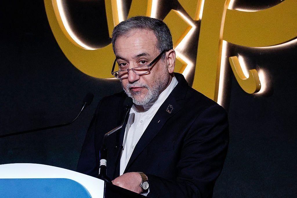 يرتدي عباس عراقجي سترة زرقاء داكنة وقميصاً أبيض ونظارات وساعة يد، ويتحدث في الميكروفون من على المنصة، في منتدى الجزيرة السابع عشر، في الدوحة، في 7 فبراير/شباط 2026.
