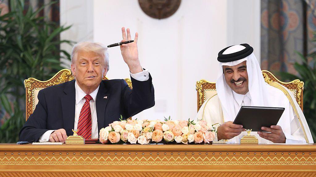 El presidente de Estados Unidos, Donald Trump, y el emir de Qatar, Tamim bin Hamad Al Thani, en una ceremonia de firma en Doha el miércoles.