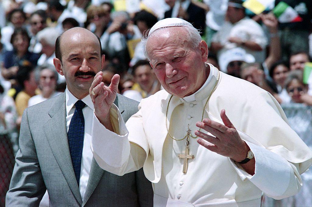El Papa Juan Pablo II junto al entonces presidente mexicano, Carlos Salinas de Gortari, en 1993.