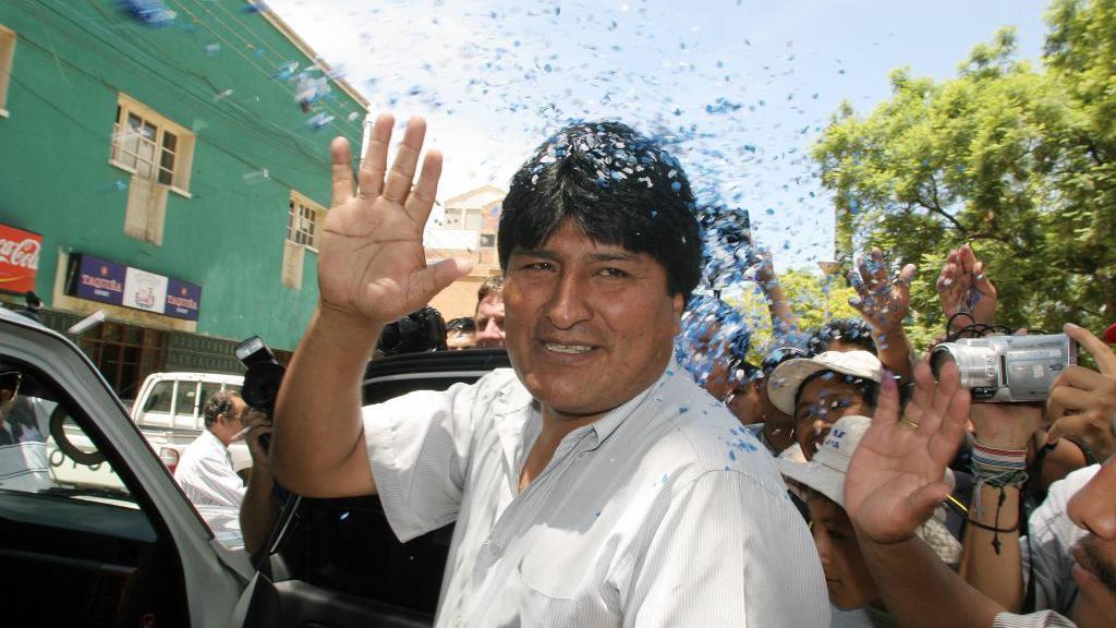 Evo Morales saludando a sus simpatizantes el 19 de diciembre de 2005 en Cochabamba, Bolivia.