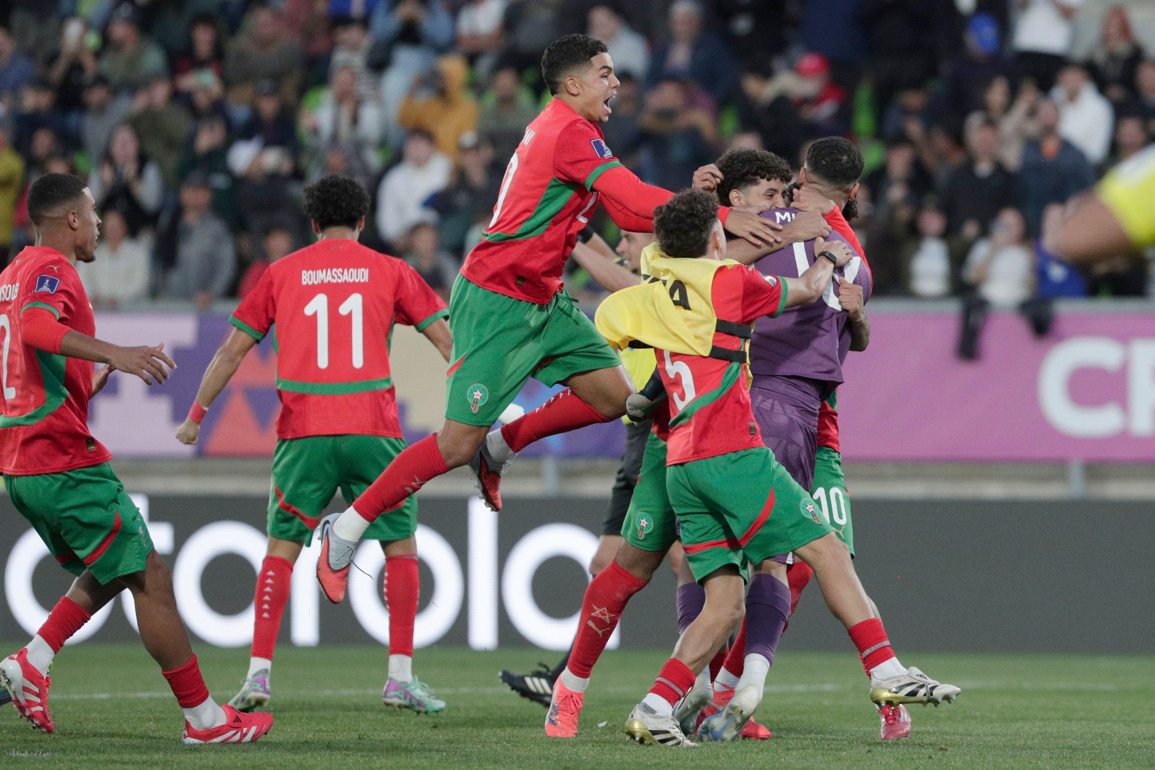 فرحة المنتخب المغربي للشباب بعد تحقيق الفوز على فرنسا في نصف نهائي البطولة المقامة بتشيلي