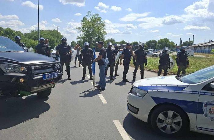 čovek ispred policijskog korodona