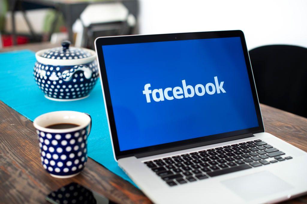 شاشة لابتوب يظهر عليها شعار فايسبوك. 