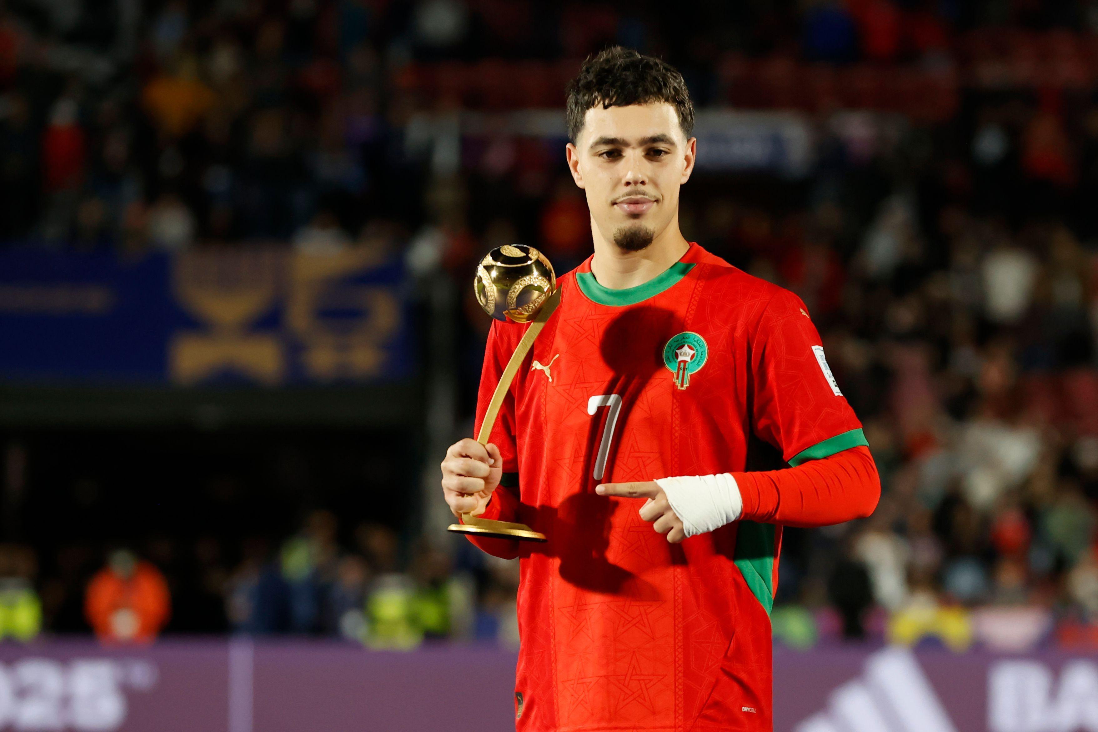 عثمان معما بعد حصوله على جائزة أفضل لاعب في مونديال الشباب بتشيلي