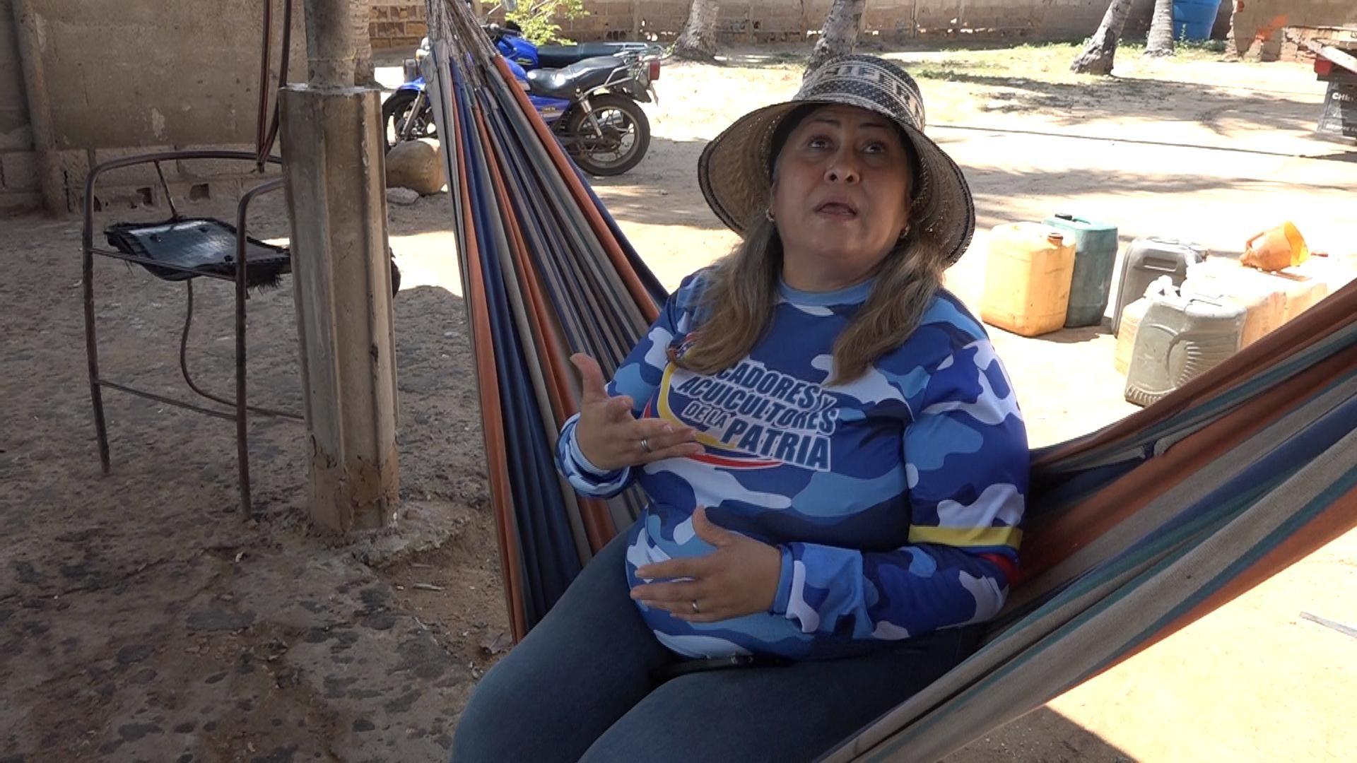 Jennifer Nava, portavoz de los pescadores, viste una camiseta azul manga larga y un sombrero. Está sentada en una hamaca de colores.