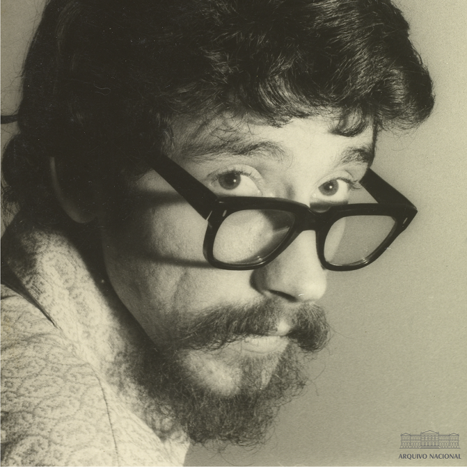 Retrato de Raul Seixas sério, de óculos