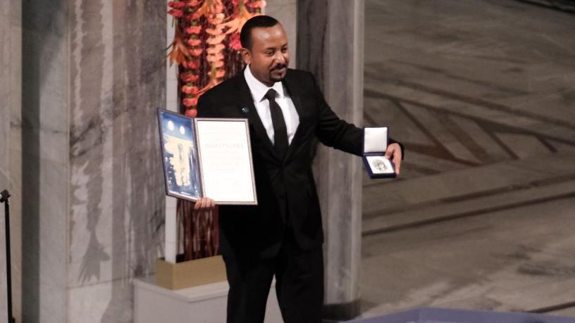 埃塞俄比亞總理、諾貝爾和平獎得主阿比·艾哈邁德（Abiy Ahmed）在奧斯陸市政廳舉行的2019年諾貝爾和平獎頒獎典禮上，被授予諾貝爾和平獎後合影。