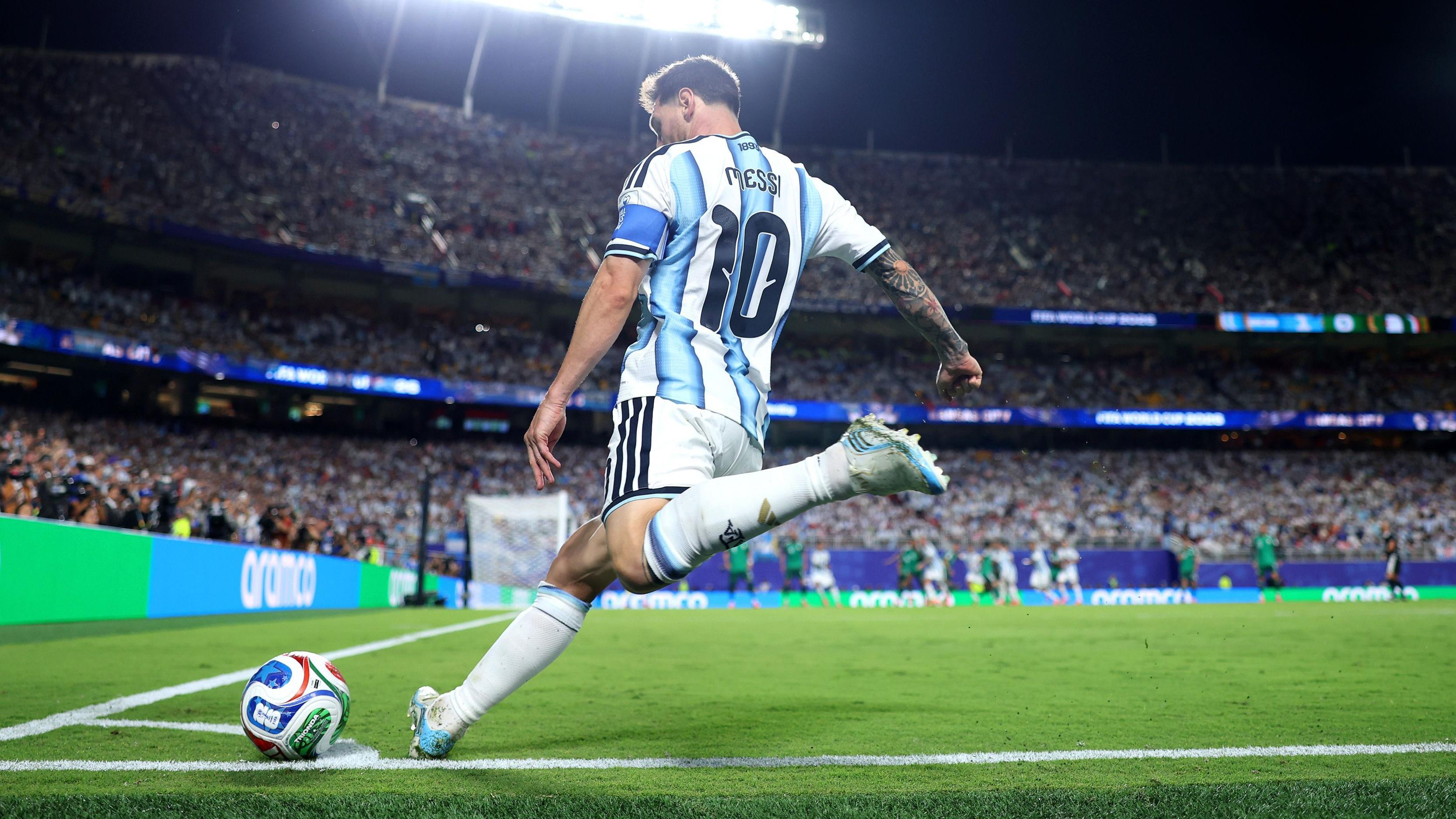 كأس العالم: ليونيل ميسي يكسر قرابة 10 أرقام قياسية خلال مباراة الأرجنتين والجزائر، فما هي؟