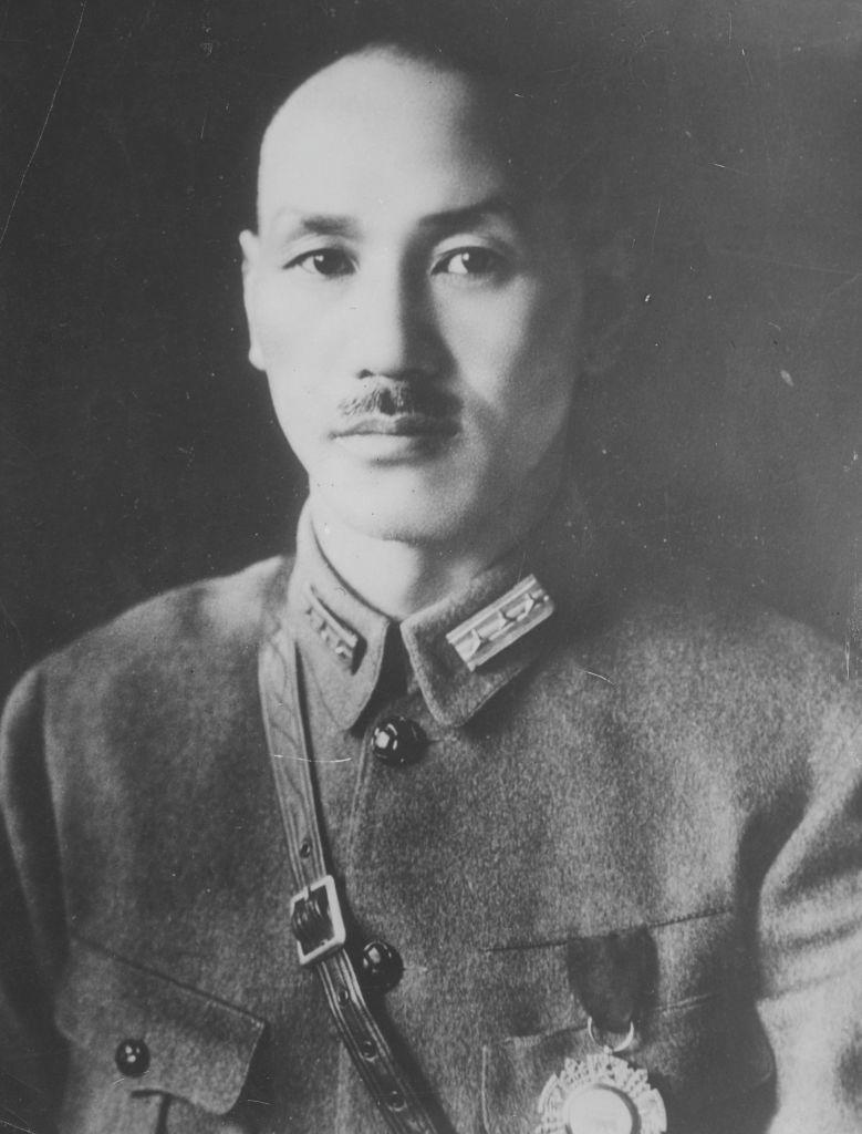 بعد انتصار الشيوعيين عام 1949 فر تشانغ كاي تشيك إلى تايوان وظل يحكمها بقضبة حديدية حتى وفاته عام 1975