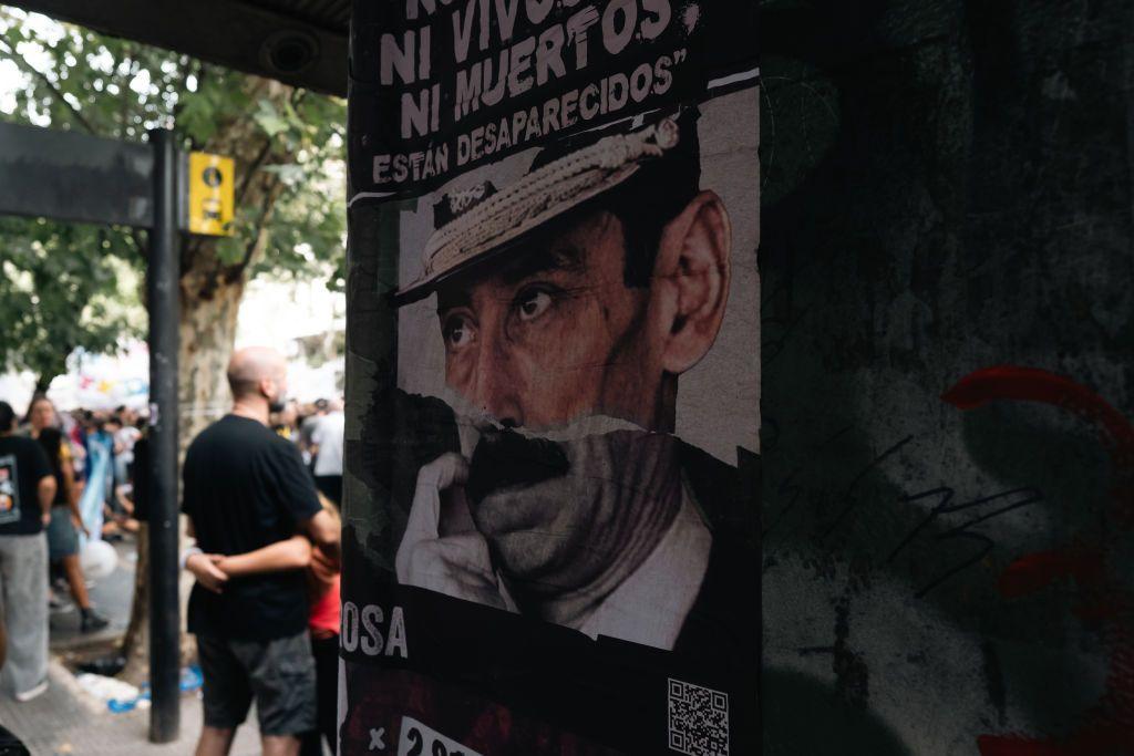 Un cartel con el rostro de un dictador argentino con la leyenda: "Ni vivos, ni muertos, están desaparecidos"