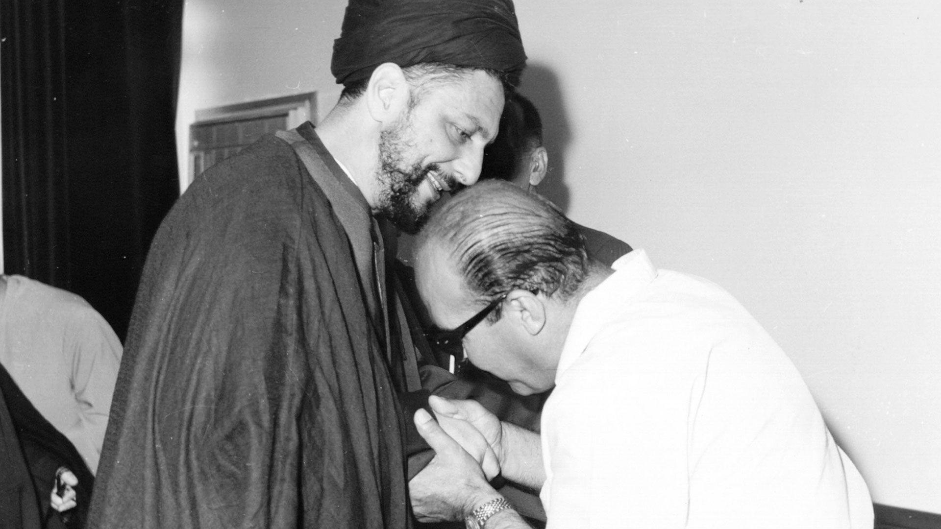 Musu al-Sadru ljubi u ruku jedan od sledbenika