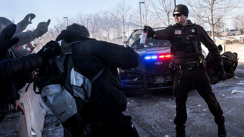 enfrentamientos entre la policía y los manifestantes en mineápolis 