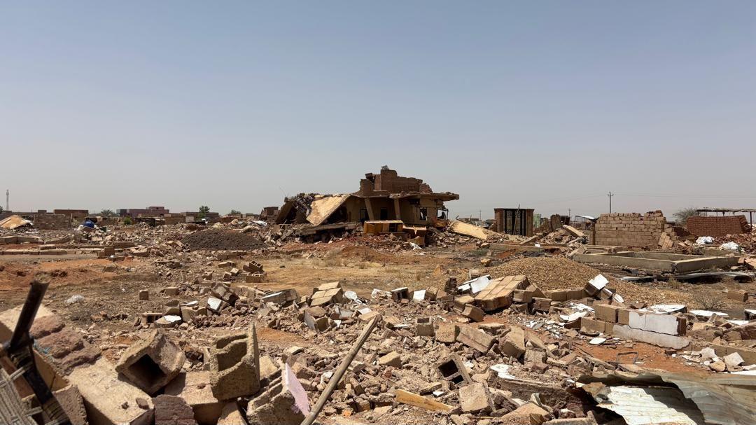 بقايا منازل هدمت بالكامل