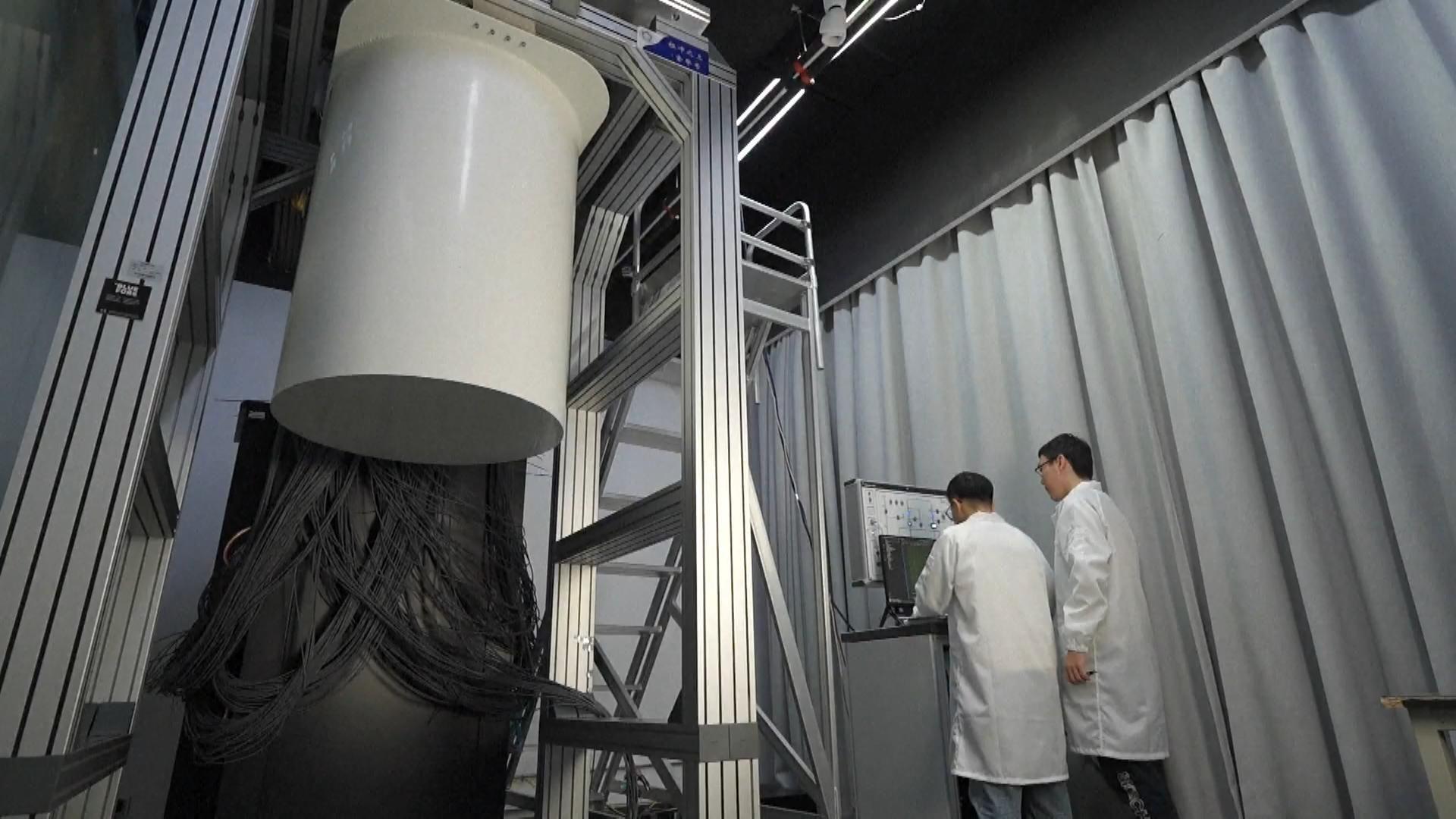 安徽合肥中國科學技術大學團隊在祖沖之3.2號量子電腦實驗室工作（中國中央電視台2025年12月23日播出片段截屏）